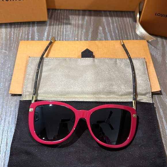 Louis Vuitton,three-way red sunglasses with Louis Vuitton, monogram on the sides - Picture 6 of 13